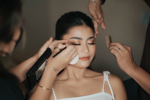 How Do You Apply Makeup for a Natural Glow?